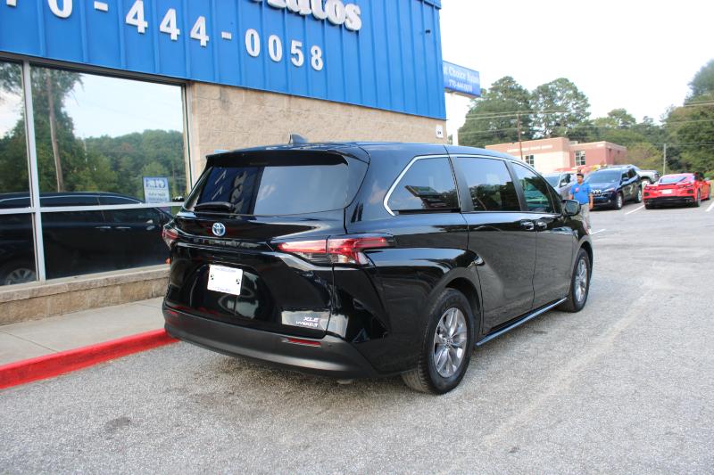 2022 Toyota Sienna XLE photo 4