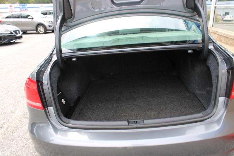 2015 Volkswagen Passat S photo 16