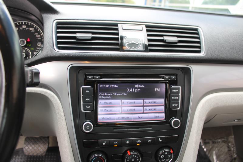 2015 Volkswagen Passat S photo 24