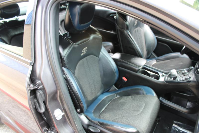 2016 Chrysler 200 S photo 10
