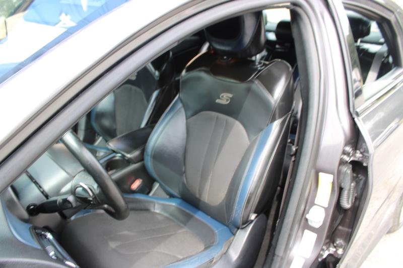 2016 Chrysler 200 S photo 11