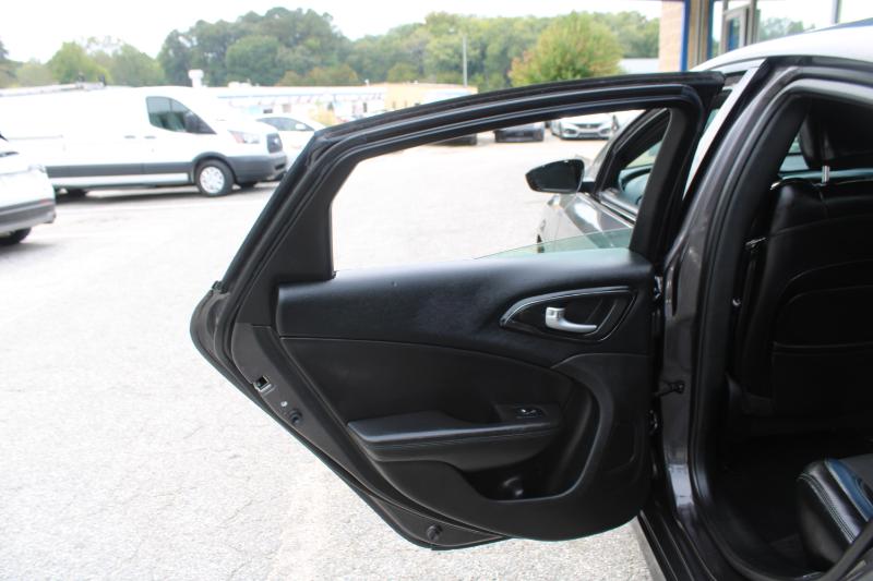 2016 Chrysler 200 S photo 17