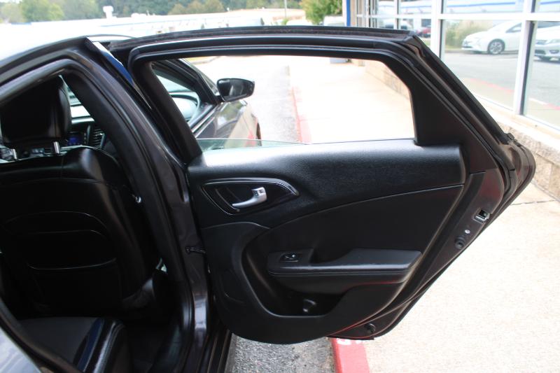2016 Chrysler 200 S photo 18