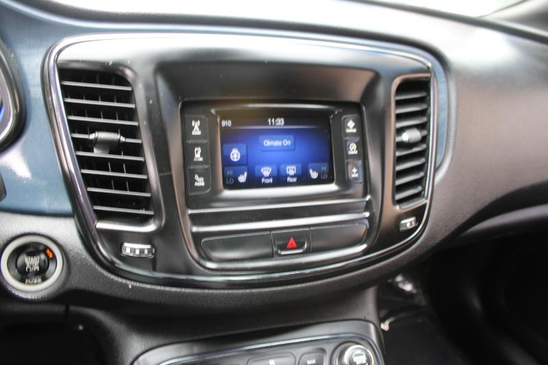 2016 Chrysler 200 S photo 21