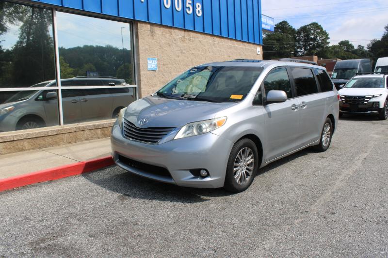 2016 Toyota Sienna XLE Premium photo 2