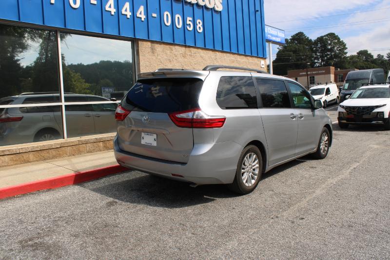 2016 Toyota Sienna XLE Premium photo 3