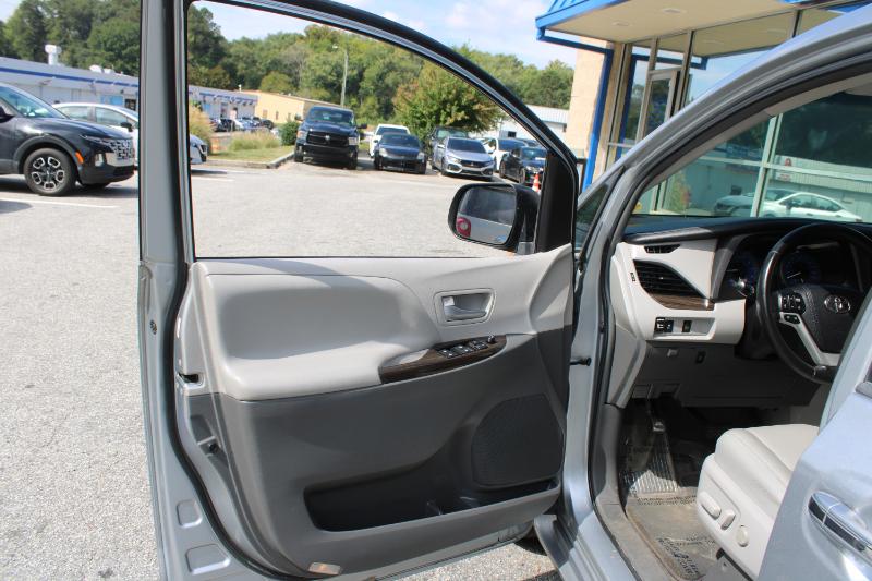 Toyota Sienna 5dr 8-Pass Van XLE Premium FWD (Natl) 2016
