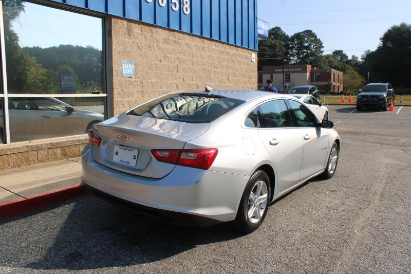 2020 Chevrolet Malibu photo 2