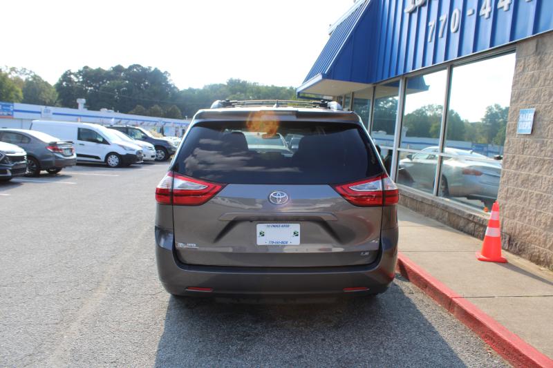 Toyota Sienna LE FWD 8-Passenger (Natl) 2018