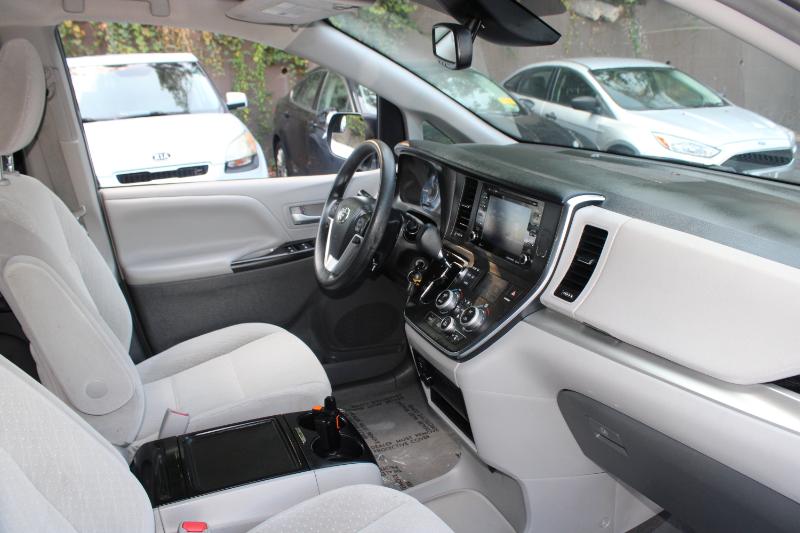 Toyota Sienna LE FWD 8-Passenger (Natl) 2018