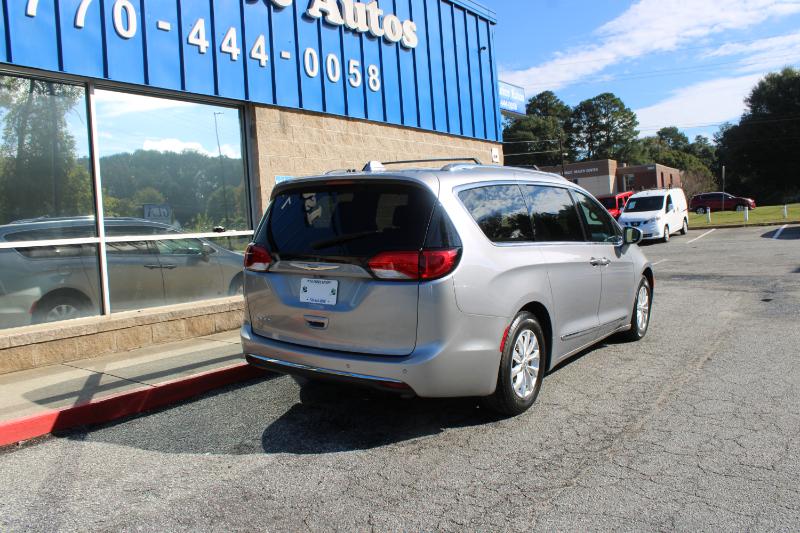2019 Chrysler Pacifica Touring L photo 3
