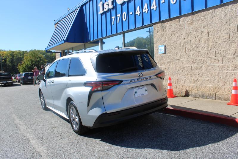 Toyota Sienna XLE FWD 8-Passenger (Natl) 2021