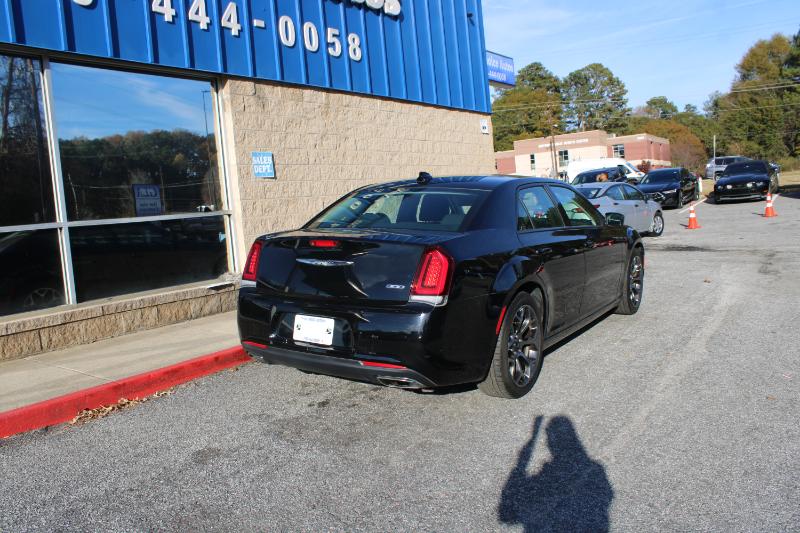 2018 Chrysler 300 Touring photo 2