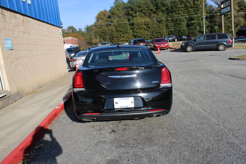 2018 Chrysler 300 Touring photo 3