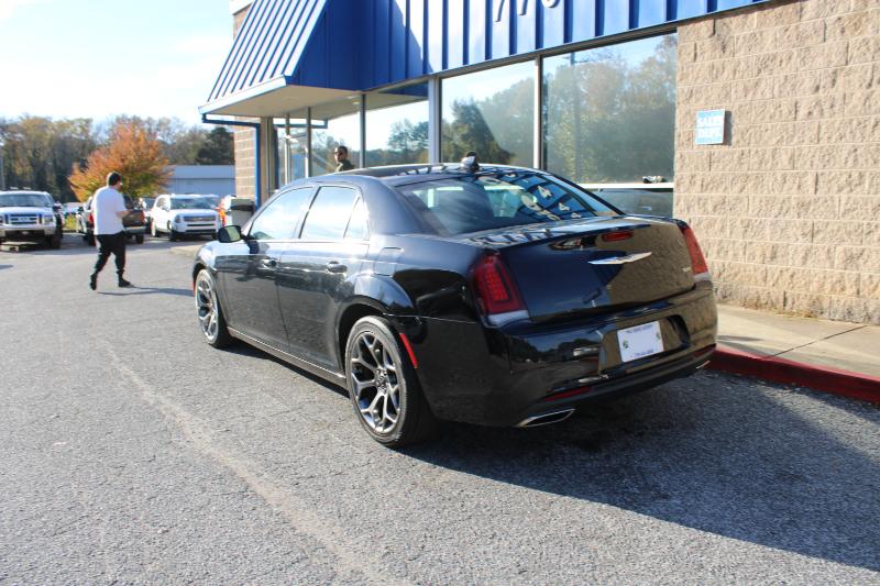 2018 Chrysler 300 Touring photo 4