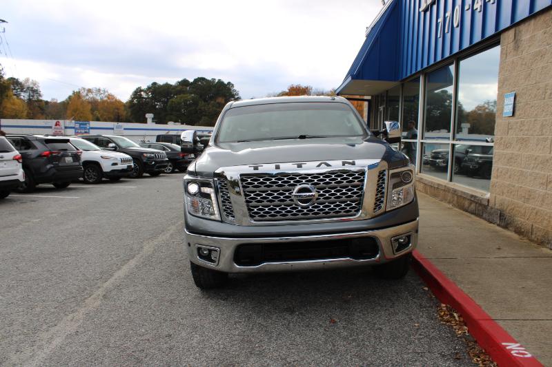 2017 Nissan Titan Crew Cab SL photo 2