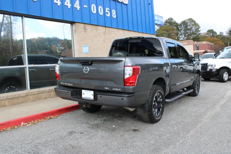 2017 Nissan Titan Crew Cab SL photo 4