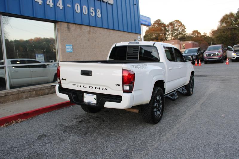 2022 Toyota Tacoma SR5 Double Cab photo 2