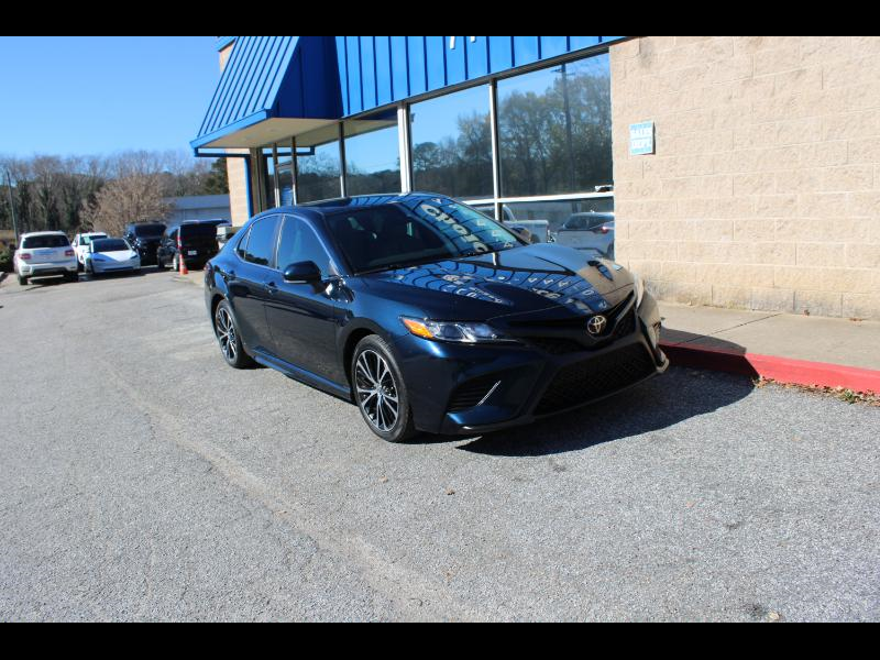 2019 Toyota Camry SE's photo