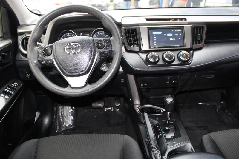 Toyota RAV4 LE FWD (Natl) 2017