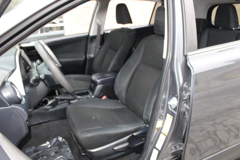 Toyota RAV4 LE FWD (Natl) 2017