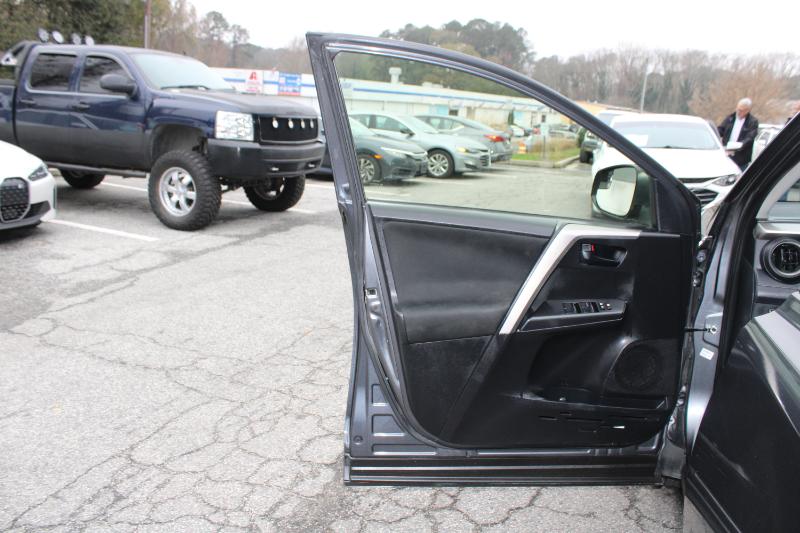 Toyota RAV4 LE FWD (Natl) 2017