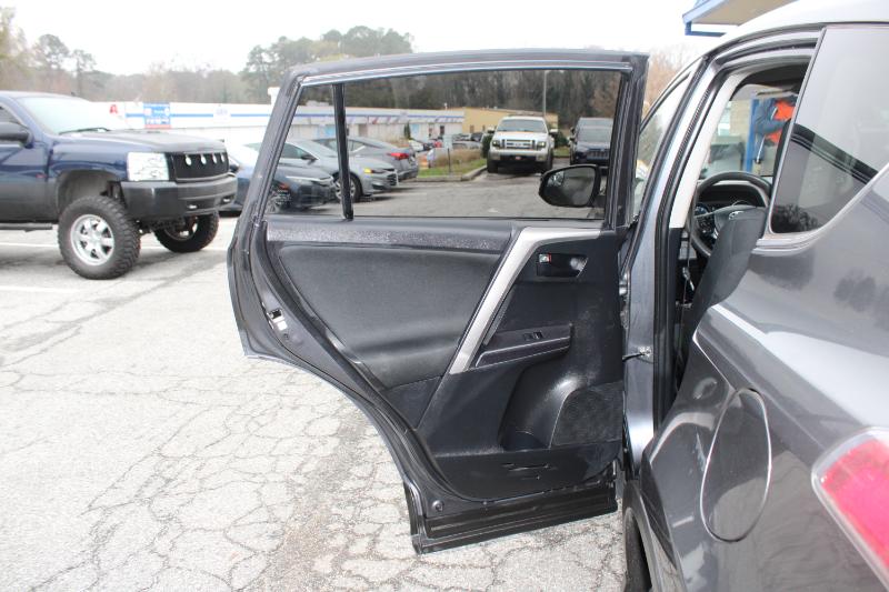 Toyota RAV4 LE FWD (Natl) 2017