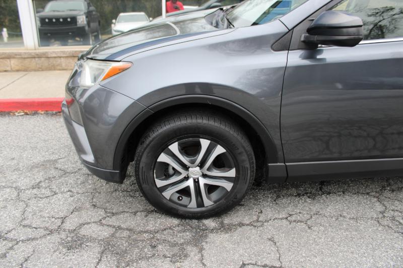 Toyota RAV4 LE FWD (Natl) 2017