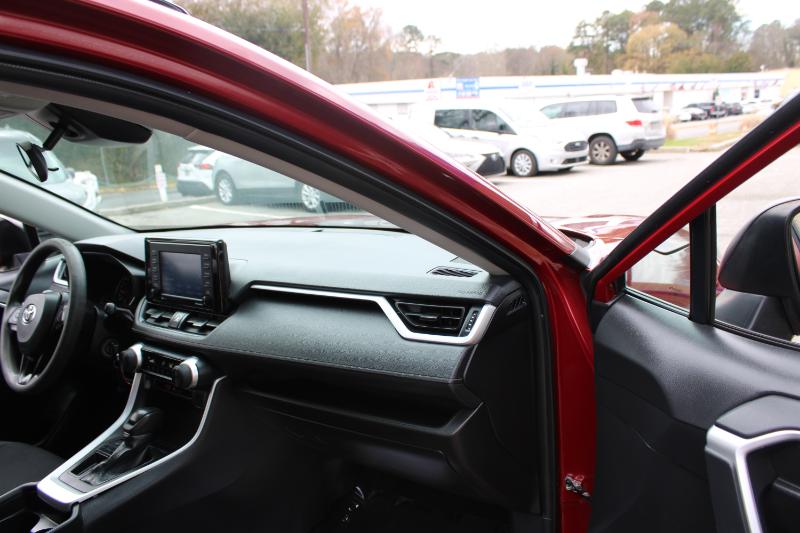 Toyota RAV4 LE FWD (Natl) 2021