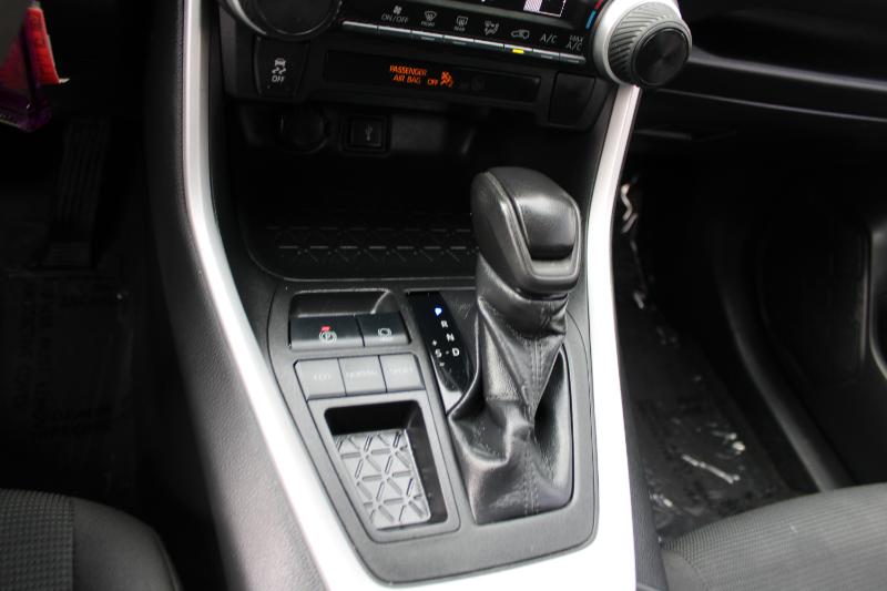 Toyota RAV4 LE FWD (Natl) 2021