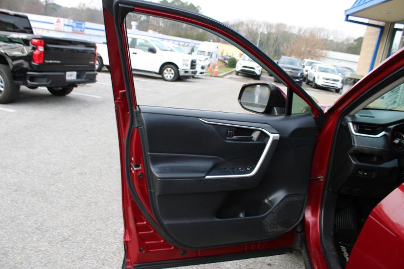 Toyota RAV4 LE FWD (Natl) 2019