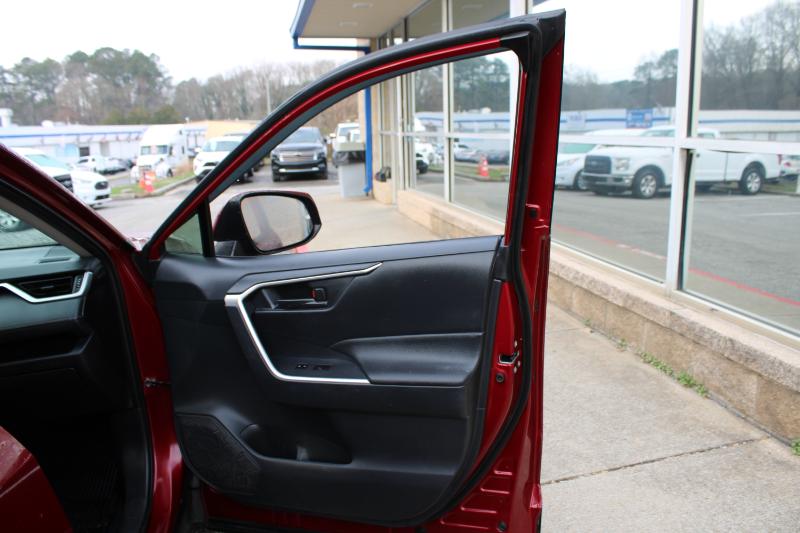 Toyota RAV4 LE FWD (Natl) 2019