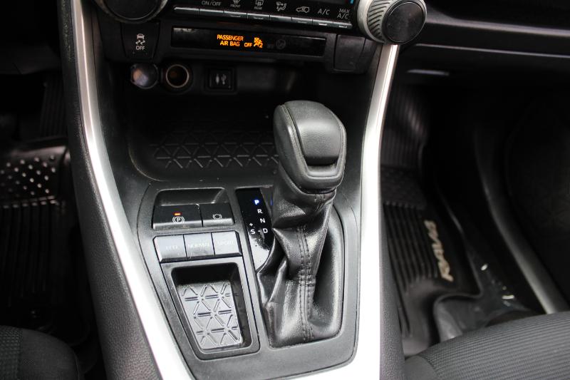 Toyota RAV4 LE FWD (Natl) 2019