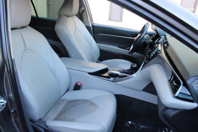 Toyota Camry SE Auto (Natl) 2020