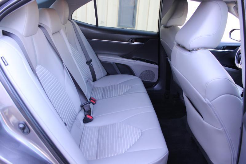 Toyota Camry SE Auto (Natl) 2020