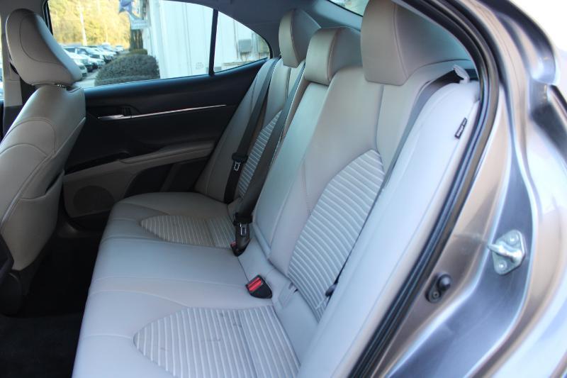 Toyota Camry SE Auto (Natl) 2020