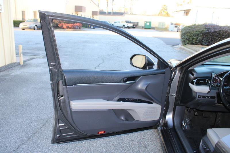 Toyota Camry SE Auto (Natl) 2020