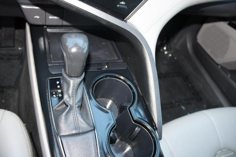 Toyota Camry SE Auto (Natl) 2020