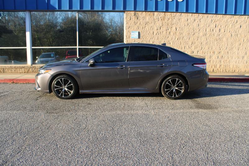 Toyota Camry SE Auto (Natl) 2020