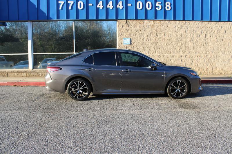 Toyota Camry SE Auto (Natl) 2020