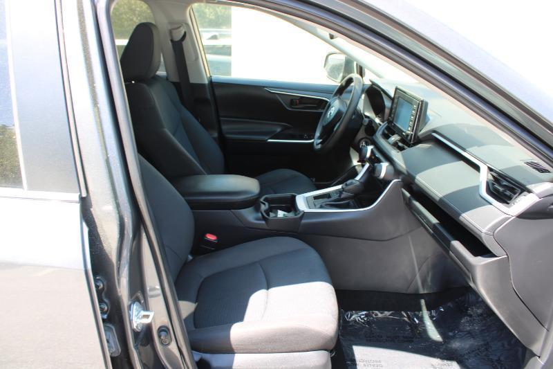 Toyota RAV4 LE FWD (Natl) 2021