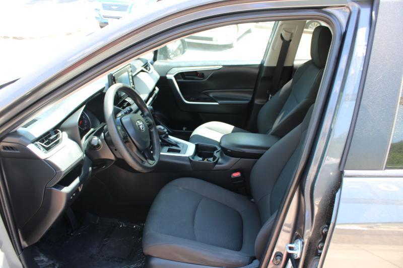 Toyota RAV4 LE FWD (Natl) 2021