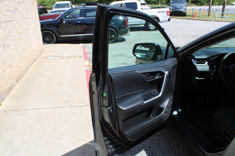 Toyota RAV4 LE FWD (Natl) 2021