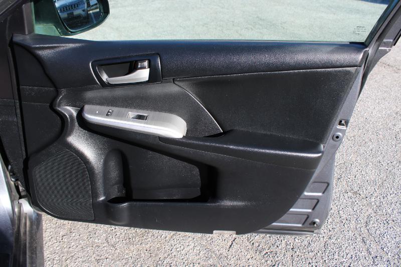 Toyota Camry 4dr Sdn I4 Auto SE (Natl) 2012