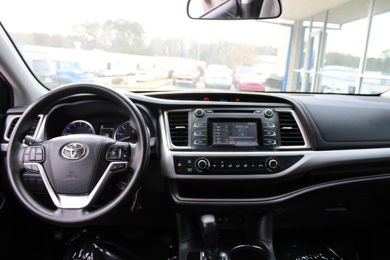 Toyota Highlander LE V6 FWD (Natl) 2019