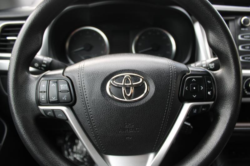 Toyota Highlander LE V6 FWD (Natl) 2019