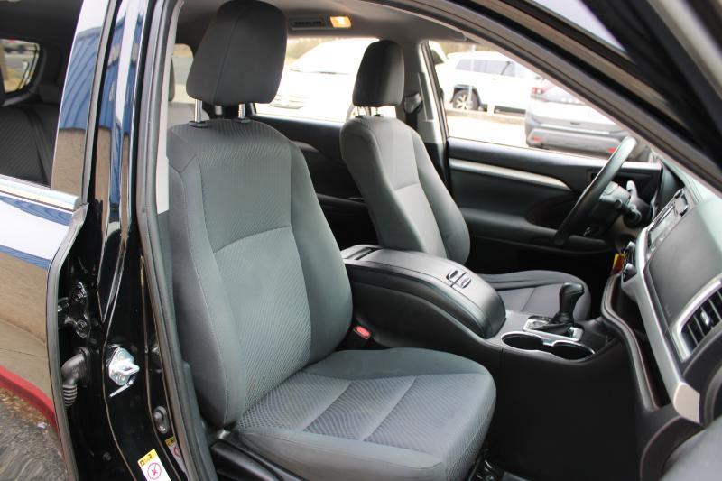 Toyota Highlander LE V6 FWD (Natl) 2019