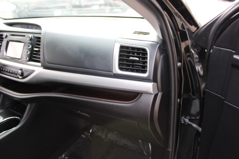 Toyota Highlander LE V6 FWD (Natl) 2019