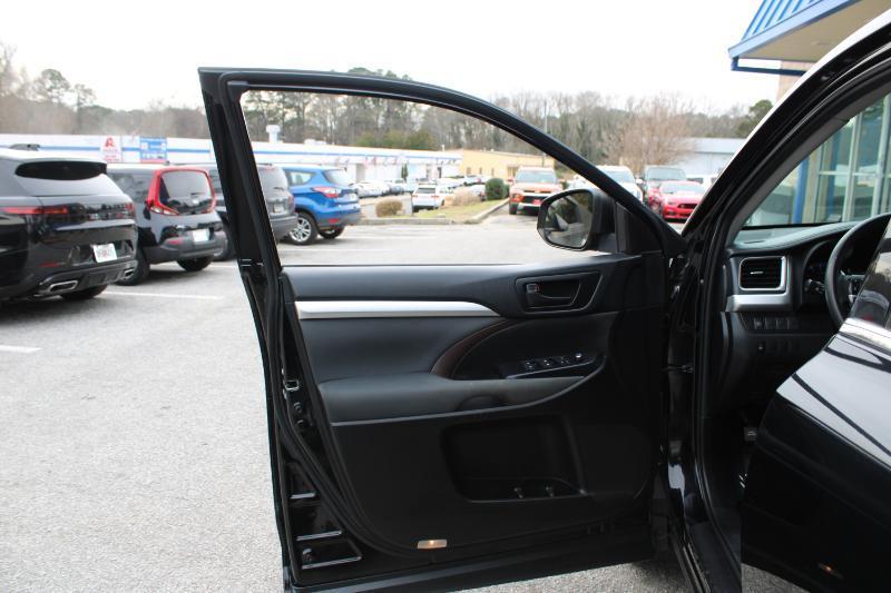 Toyota Highlander LE V6 FWD (Natl) 2019