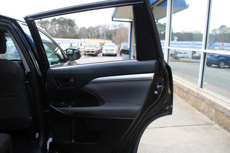 Toyota Highlander LE V6 FWD (Natl) 2019